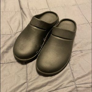Oofos OOCLOOG black clogs size 10